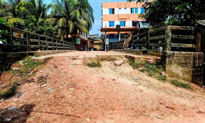 রাজাপুর বাজার ব্রীজ নির্মাণের ১ কোটি ৬০ লাখ টাকাই জলে, সংযোগ সড়কের অভাবে কাজে আসছে না ব্রীজ, ৩ বছর ধরে ভোগান্তি