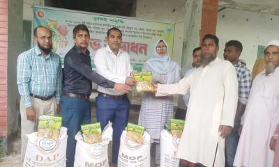 রাণীনগরে কৃষি প্রণোদনার সার বীজ বিতরণের উদ্বোধন রাণীনগরে কৃষি প্রণোদনার সার বীজ বিতরণের উদ্বোধন