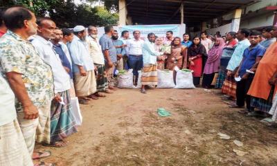 মান্দায় ক্ষুদ্র ও প্রান্তিক কৃষকের মাঝে কৃষি প্রণোদনা বিতরণ মান্দায় ক্ষুদ্র ও প্রান্তিক কৃষকের মাঝে কৃষি প্রণোদনা বিতরণ