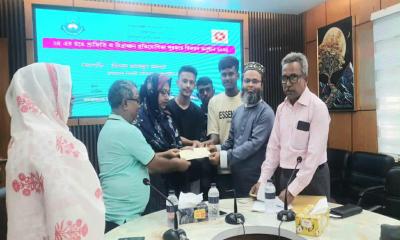 আদমদীঘিতে ২৪ এর রঙে গ্রাফিতি পুরস্কার বিজয়ীদের মাঝে চেক বিতরন