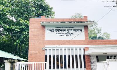 অভিযোগের শেষ নেই তবুও বহাল তবিয়তে নায়েব! খুঁটির জোর কোথায় অভিযোগের শেষ নেই তবুও বহাল তবিয়তে নায়েব! খুঁটির জোর কোথায়