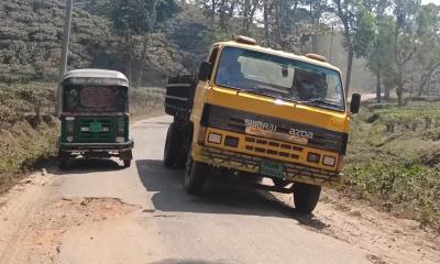 ভাঙা সড়কে স্থবির জনজীবন: দেড় বছর ধরে অবহেলায় মৌলভীবাজার