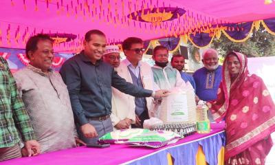 রাণীনগরে সুবিধাবঞ্চিত ৪১৫ পরিবারের মাঝে খাদ্যসামগ্রী বিতরণ