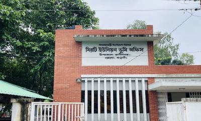 দুর্নীতির আখড়া রাণীনগরের মিরাট ইউনিয়ন ভূমি অফিস ঘুস দিলেই হয় কাজ, না দিলেই হয়রানি