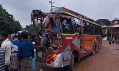 মুখোমুখি সংঘর্ষে লন্ডভন্ড বাস, চালকসহ প্রাণ গেল ৩ জনের