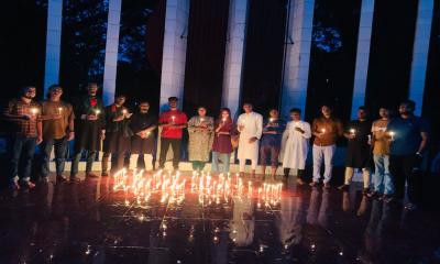 জুলাই গণঅভ্যুত্থান শহীদদের স্মরণে গণতান্ত্রিক ছাত্র সংসদের মোমবাতি প্রজ্বলন ও নীরবতা