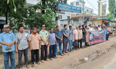 সাংবাদিক হত্যার প্রতিবাদে দিনাজপুরে মানববন্ধন