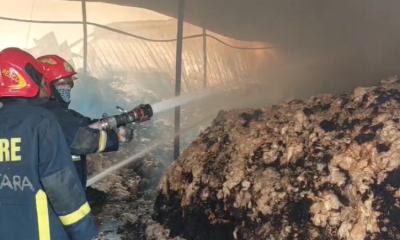 ৮ ইউনিটের দেড় ঘণ্টার চেষ্টায় তুলার গুদামের আগুন নিয়ন্ত্রণে