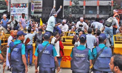 শিক্ষকদের ছত্রভঙ্গ, যান চলাচল স্বাভাবিক