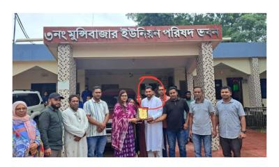 রাজনগরে পুলিশ এসোল্ট মামলার আসামী ইউনিয়নের চেয়ারম্যানের নিকট থেকে উপজেলা নির্বাহী অফিসার ক্রেস্ট গ্রহণ