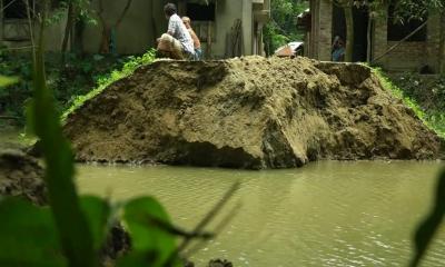 ভেঙে গেল নওগাঁর তালপাতিলা বেড়িবাঁধ; লোকালয়ে ঢুকছে পানি