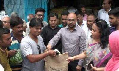 নাটোরে  পরিবেশ বান্ধব পাটের ব্যাগ ক্রেতা ও বিক্রেতার  মাঝে বিতরণ