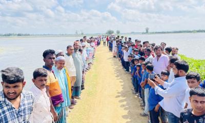 স্কুলের শিক্ষক-শিক্ষার্থীদের নিয়ে মানববন্ধন করলেন বিএনপি নেতা