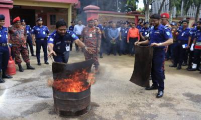 মৌলভীবাজার পুলিশ লাইন্সে অগ্নি-নির্বাপণ কর্মশালা ও মহড়া