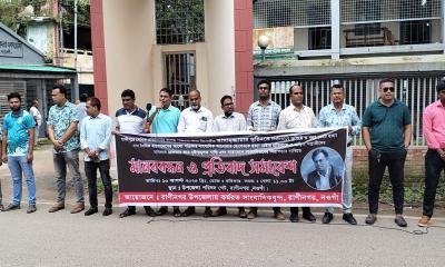 সাংবাদিক তুহিন হত্যার বিচারের দাবিতে রাণীনগরে সাংবাদিকদের মানববন্ধন