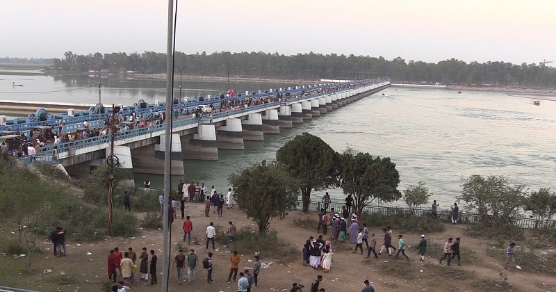 তিস্তা ব্যারাজে দর্শনার্থীদের  উপচে পড়া ভিড়