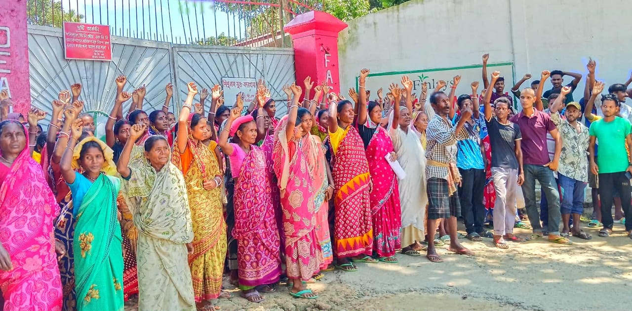 মজুরি বৈষম্যের প্রতিবাদে অস্থায়ী চা শ্রমিকদের সমাবেশ