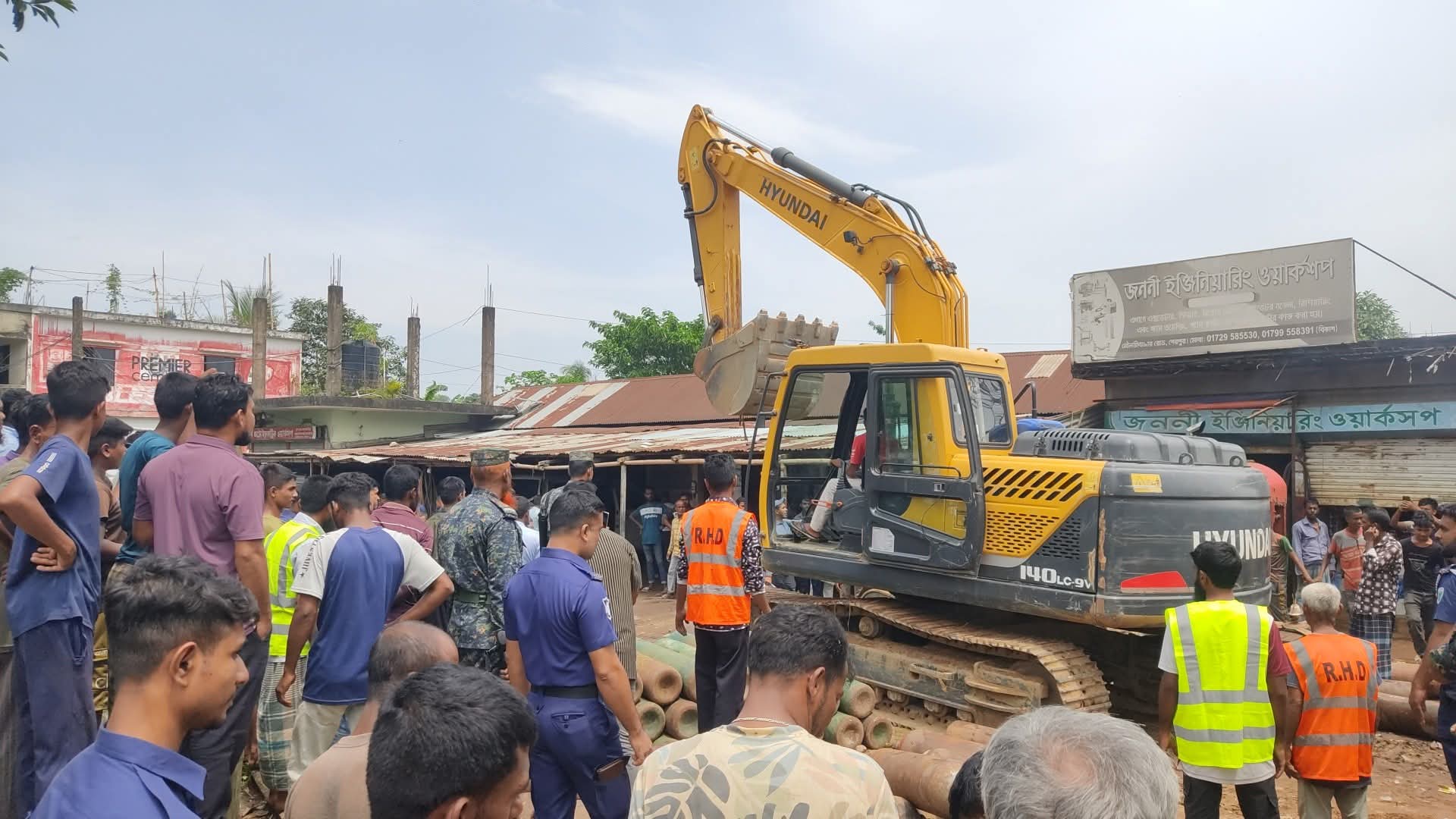 মৌলভীবাজারের সড়ক বিভাগের  অভিযানে প্রায় ৮৫টি অবৈধ স্থাপনা উচ্ছেদ