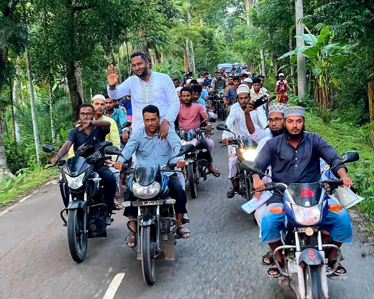 কাঁঠালিয়ায় এমপি প্রার্থী ড. ফয়জুল হকের গণসংযোগ ও পথসভা