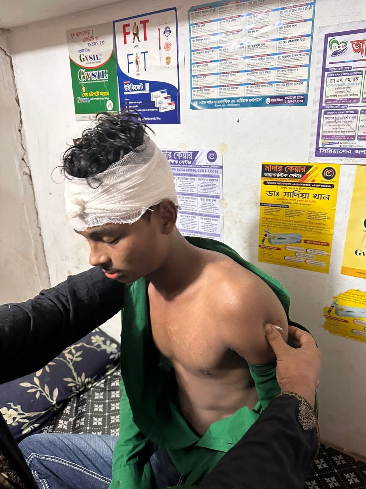 মৌলভীবাজার স্কুলে ঢুকে ১২ শিক্ষার্থীকে  উপর সন্ত্রাসী হামলা।
