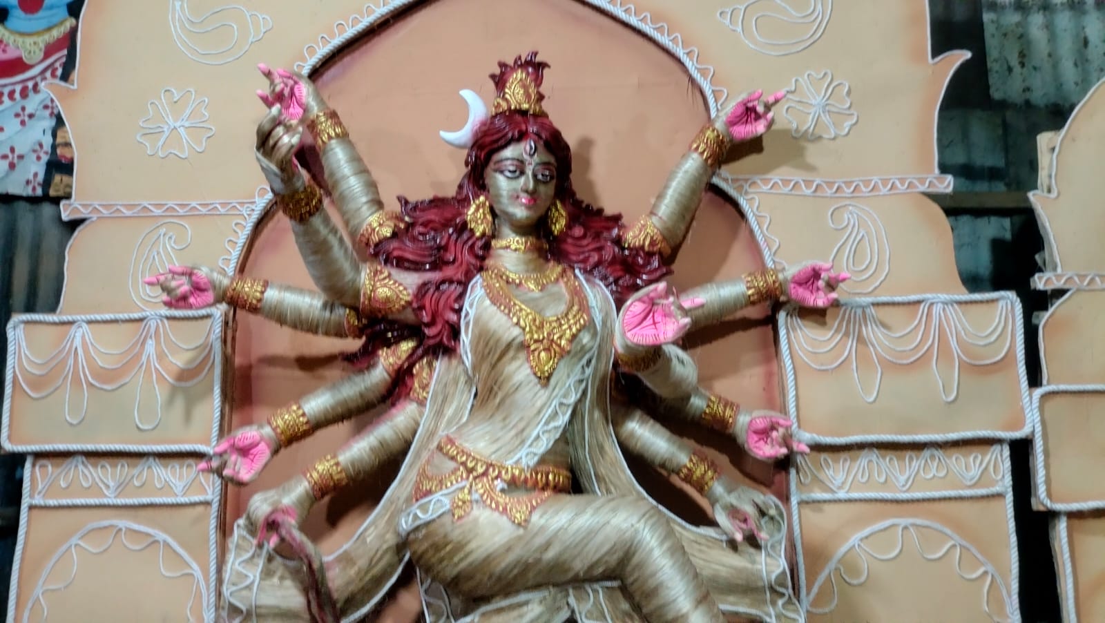নাটোরে নজর কাড়ছে পাটের আঁশ দিয়ে তৈরি দুর্গাদেবীর প্রতিমা