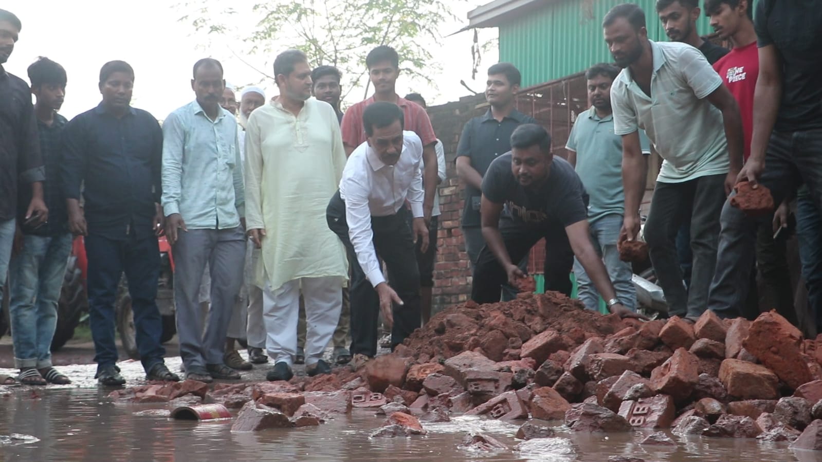 স্বেচ্ছাশ্রমে রাস্তা সংস্কার করে দিলেন বিএনপি নেতা