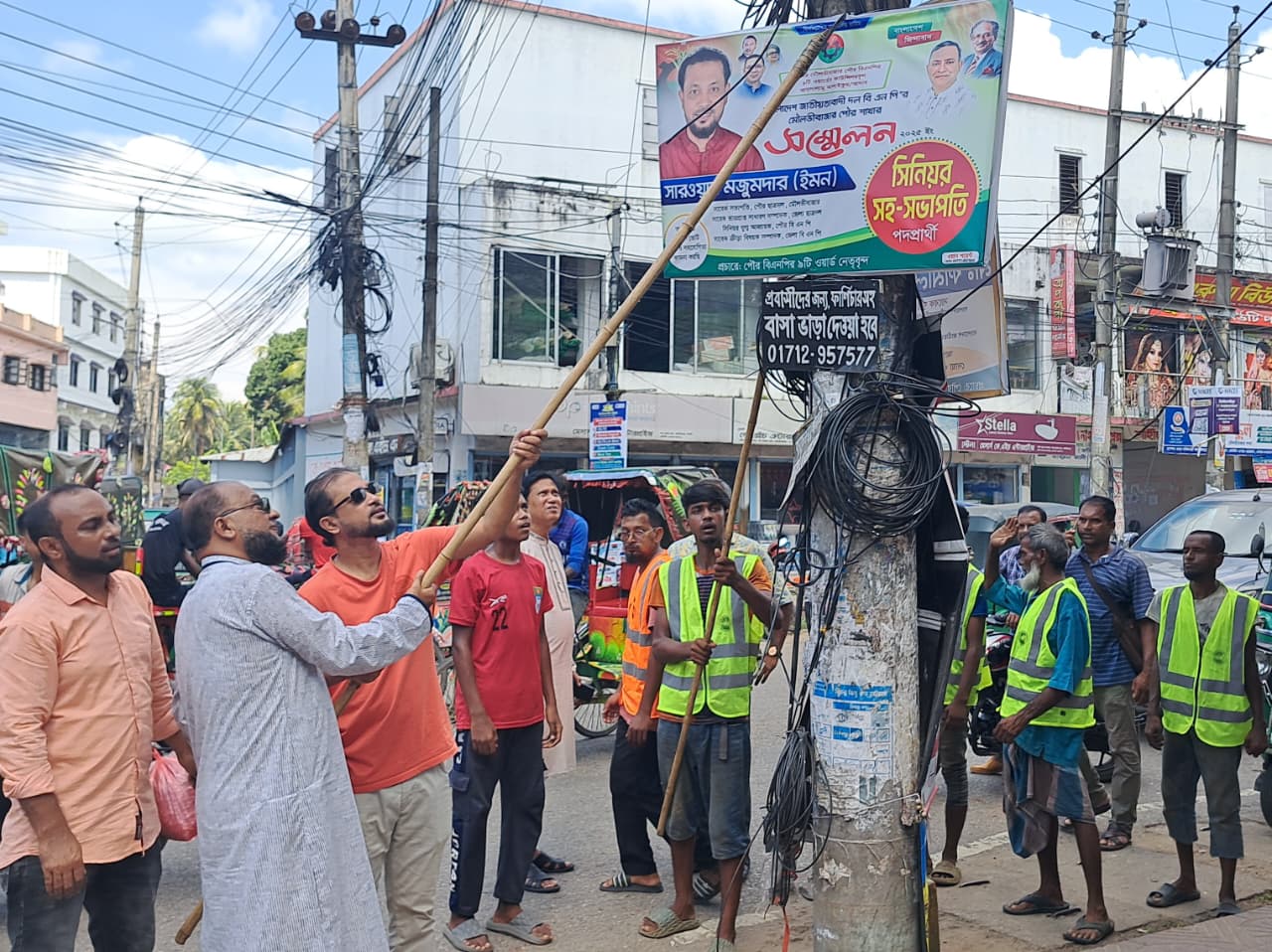নিজেরাই ব্যানার–ফেস্টুন সরিয়ে দৃষ্টান্ত গড়ল মৌলভীবাজার পৌর বিএনপি