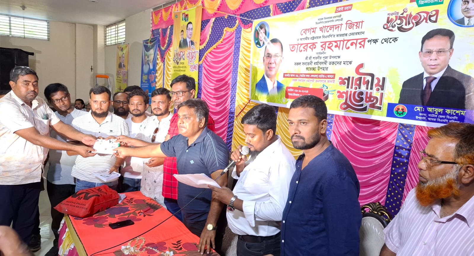 নাটোরে ১৩৮ টি পূজা মন্ডপে খালেদা জিয়া ও তারেক রহমানের পক্ষ থেকে শিল্পপতি কাশেম এর আর্থিক অনুদান প্রদান
