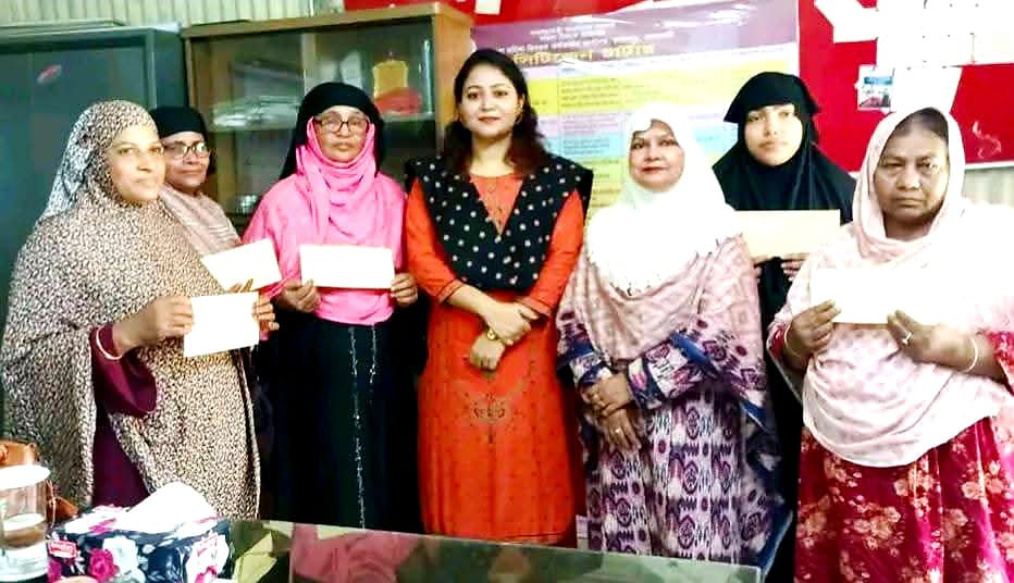 স্বেচ্ছাসেবী মহিলা সংগঠনের অনুকূলে অনুদানের চেক বিতরণ