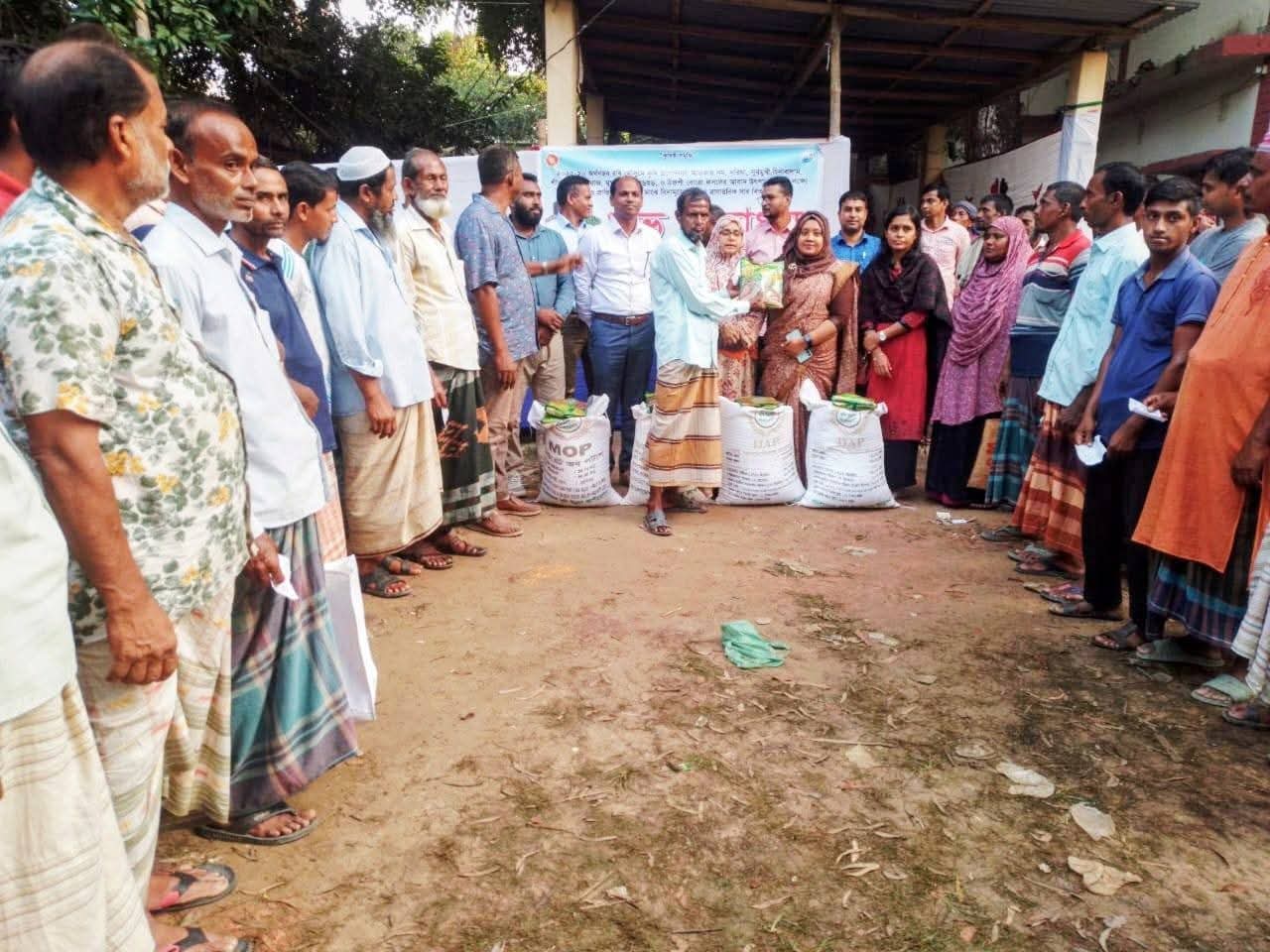 মান্দায় ক্ষুদ্র ও প্রান্তিক কৃষকের মাঝে কৃষি প্রণোদনা বিতরণ