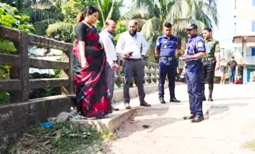 রাজাপুরের বাজার ব্রীজের সংযোগ সড়ক না থাকায় দুর্ভোগ সংবাদ প্রকাশের পর ইউএনওর পরিদর্শন