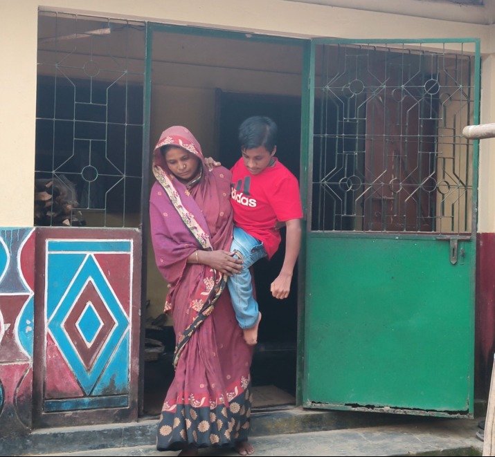 কুলাউড়ায় শফিকুর রহমান মায়ের কোলে চড়ে কলেজে যায়, স্বপ্ন দেখে ডাক্তার হওয়ার
