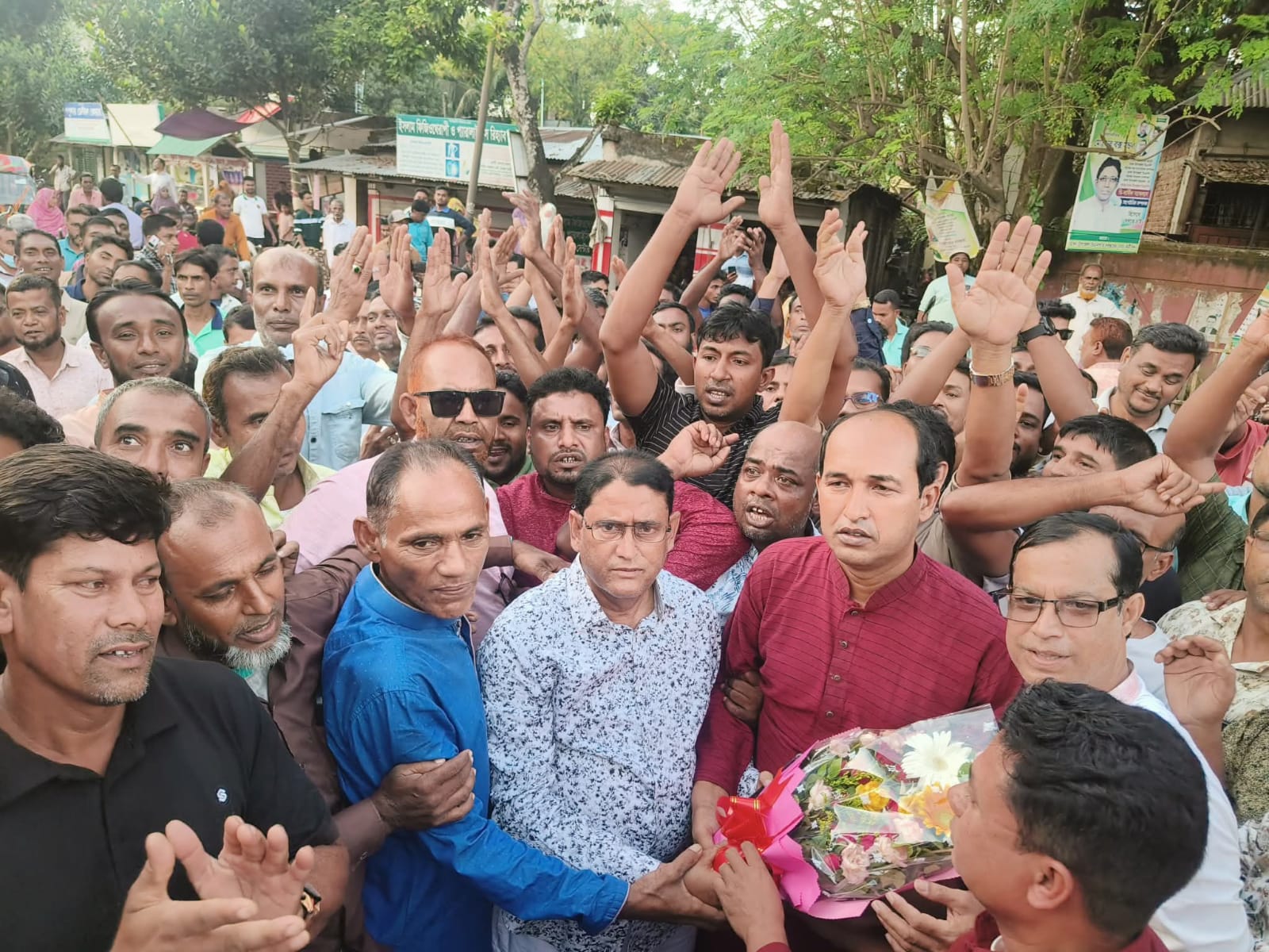 মান্দায় বিএনপির মনোনীত প্রার্থী ডা: টিপুকে সমর্থন জানিয়ে  যুবদল নেতাদের শুভেচ্ছা বিনিময়