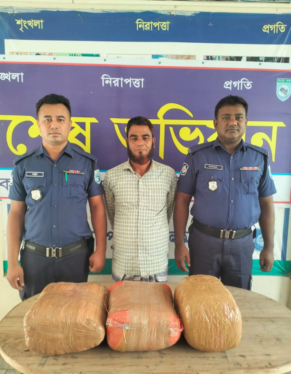 কালীগঞ্জে মাটির নিচ থেকে ১৫ কেজি গাঁজা উদ্ধার, আটক ১ জন