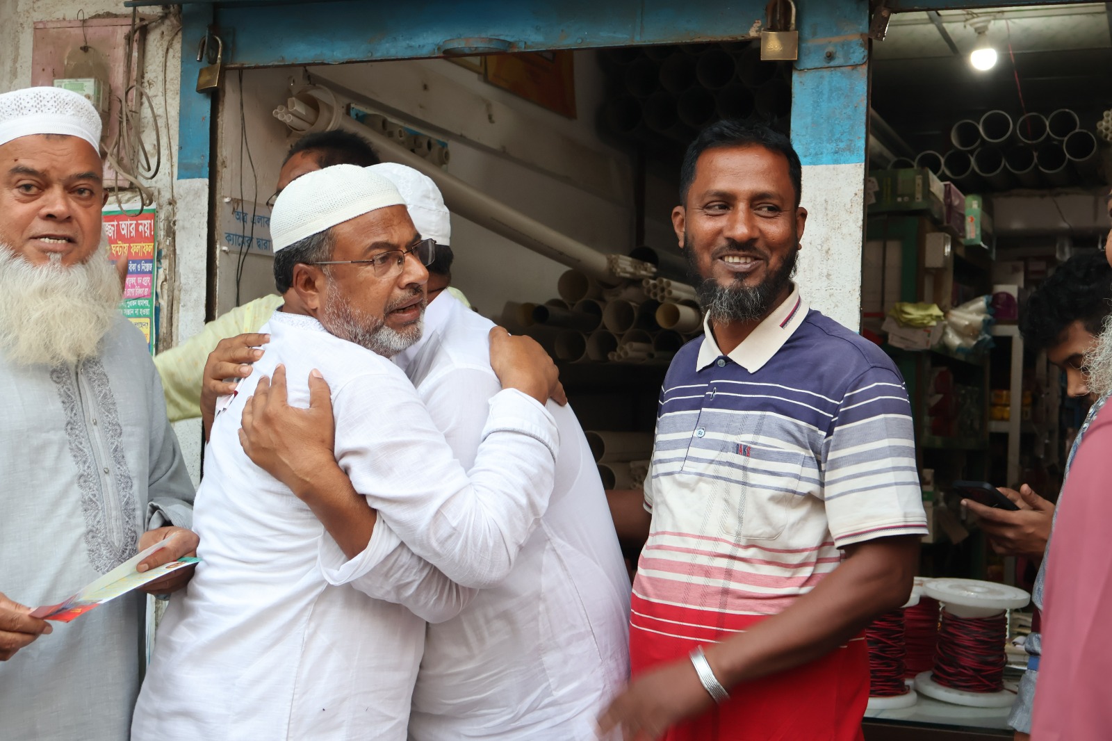 সিংড়ায় বিএনপির ৩১ দফার কথা জানাচ্ছেন অধ্যক্ষ আনু লিফলেট বিতরণ ও গণসংযোগ অব্যাহত