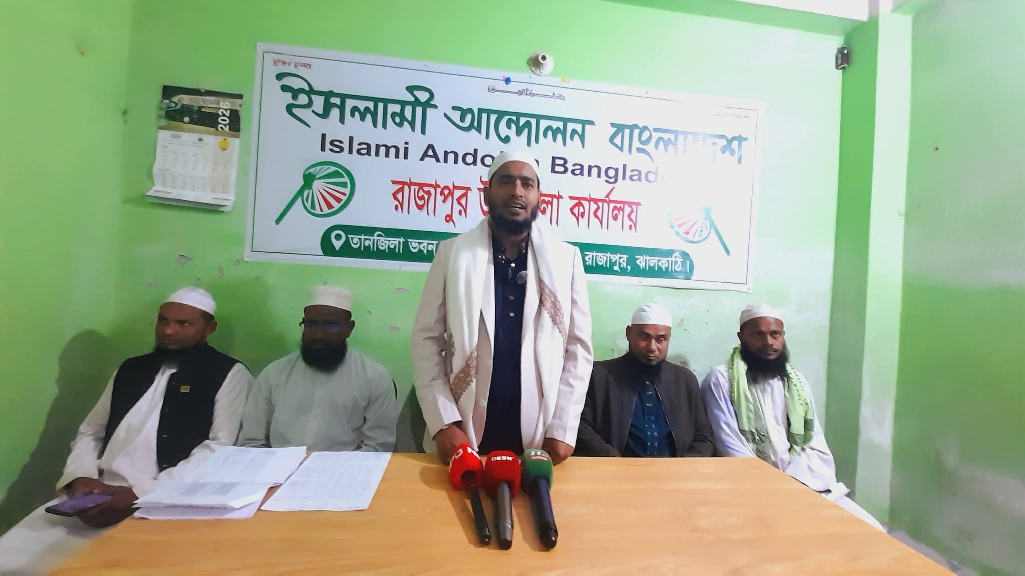 রাজাপুরে হাতপাখা প্রার্থীর কর্মীদের ওপর হামলার প্রতিবাদে প্রার্থীর সংবাদ সম্মেলন