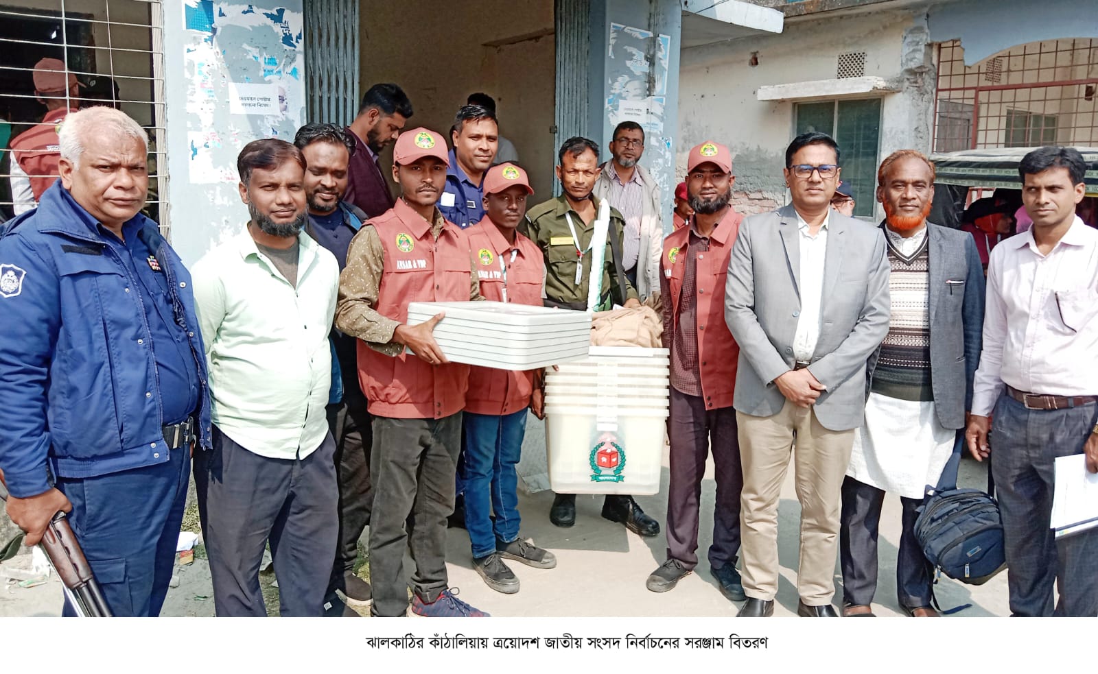 কাঁঠালিয়ায় নির্বাচনী সরঞ্জাম বিতরণ