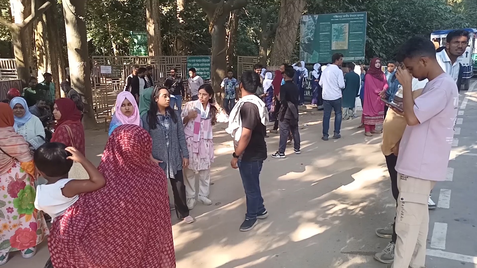 কমলগঞ্জে লাউয়াছড়া জাতীয় উদ্যানে পর্যটকদের ভিড়ে উধাও বন্যপ্রাণী!