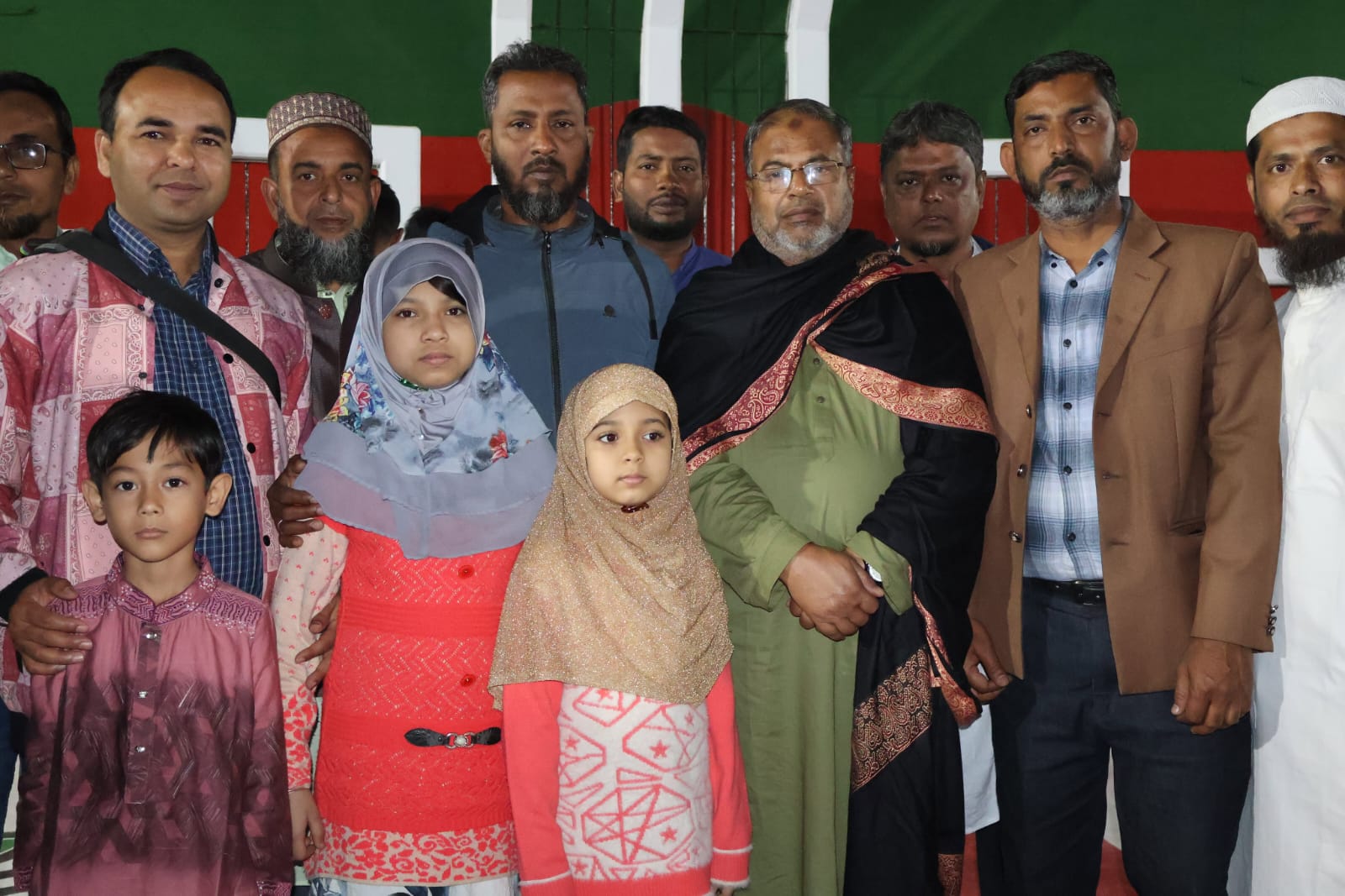 মহান শহীদ দিবস ও আন্তর্জাতিক মাতৃভাষা দিবসে নাটোরে শহীদ মিনারে সর্বস্তরের মানুষের ঢল