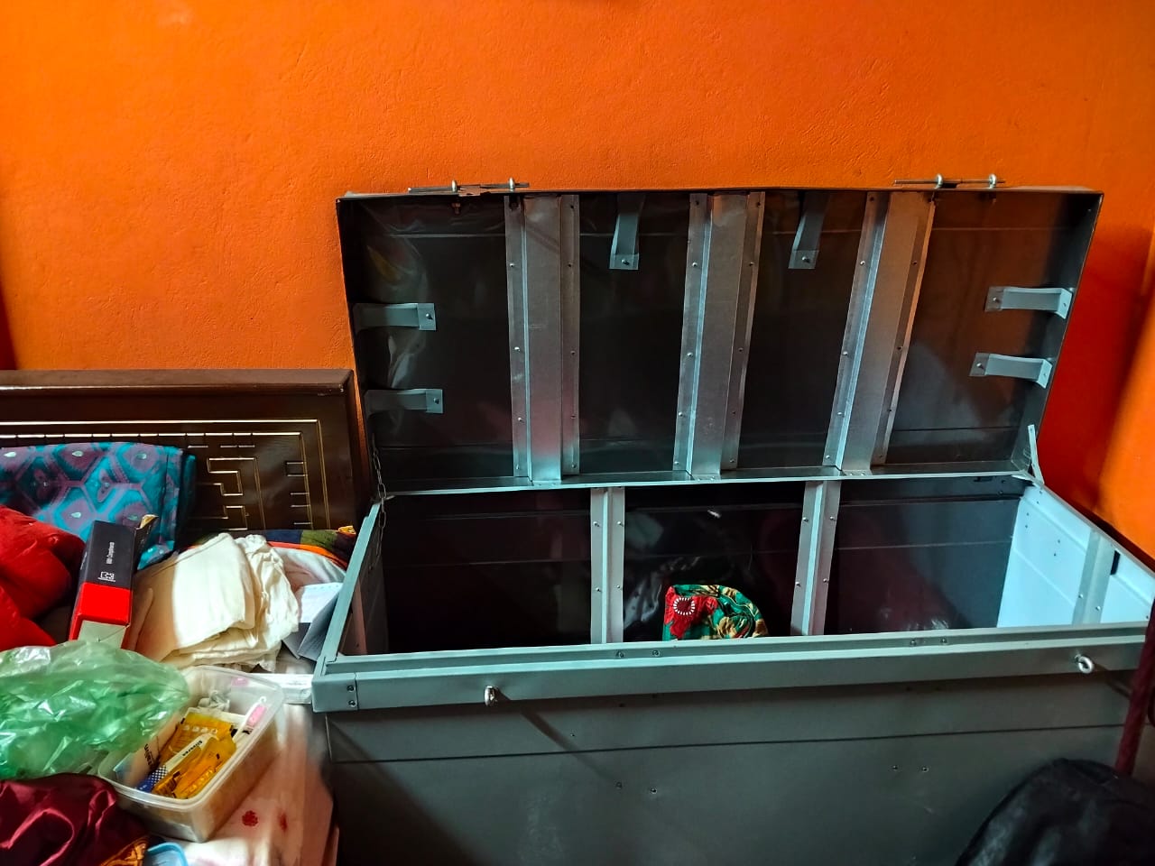 মোহনগঞ্জে ব্যবসায়ীর ঘরের তালা ভেঙে নগদ টাকা ও স্বর্ণালংকার চুরি