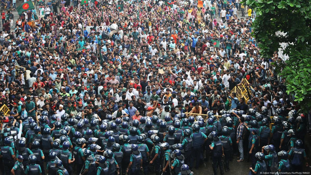 ‘বাংলা ব্লকেডে’ স্তব্ধ রাজপথ রাজত্ব ছিল শিক্ষার্থীদের