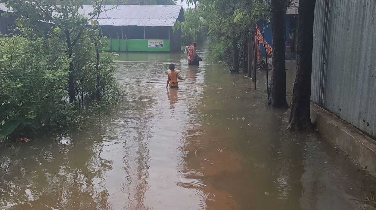 লক্ষ্মীপুরে টানা বৃষ্টিতে পানিবন্দি রয়েছে প্রায় দুই শতাধিক পরিবার