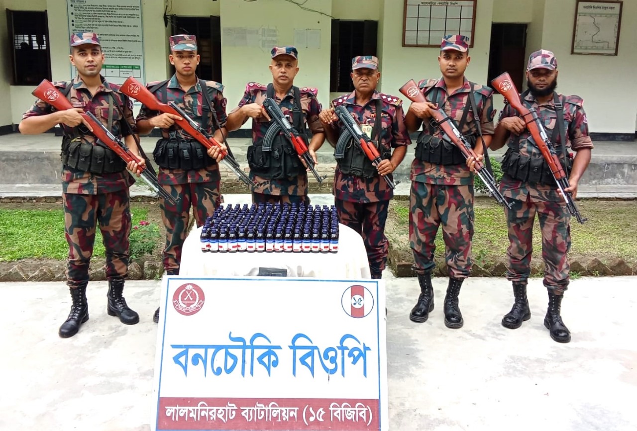 লালমনিরহাট সীমান্তে ১৫ বিজিবি’র বিশেষ অভিযানে বিপুল পরিমাণ ভারতীয় মাদক জব্দ