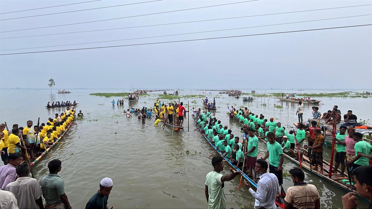 বিলগুঠিয়া নদীতে ঐতিহ্যবাহী নৌকা বাইচ প্রতিযোগিতা