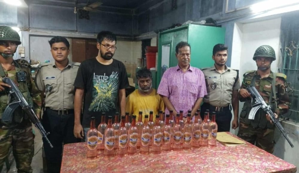 লক্ষ্মীপুরে ঔষুধের  আড়ালে মদ বিক্রি ,আটক ৩