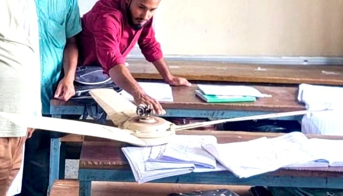 কুলাউড়ায় শ্রেণিকক্ষে পাঠদান চলাকালে হঠাৎ সিলিং ফ্যান খুলে পড়ে  ছাত্রী আহত