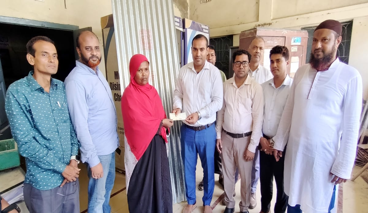 রাণীনগরে দুস্থদের মাঝে উপকরণ বিতরণ