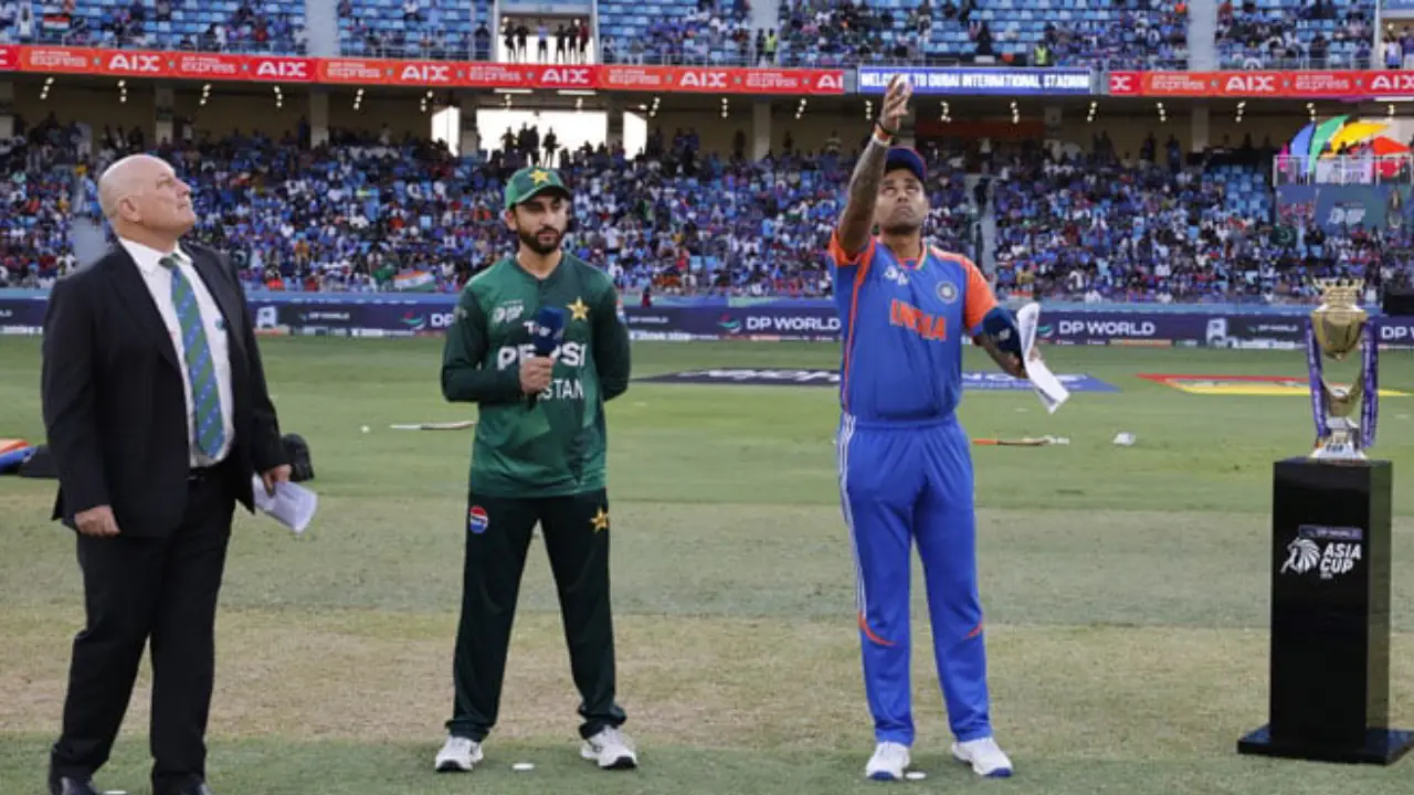 টস জিতে বোলিংয়ে ভারত
