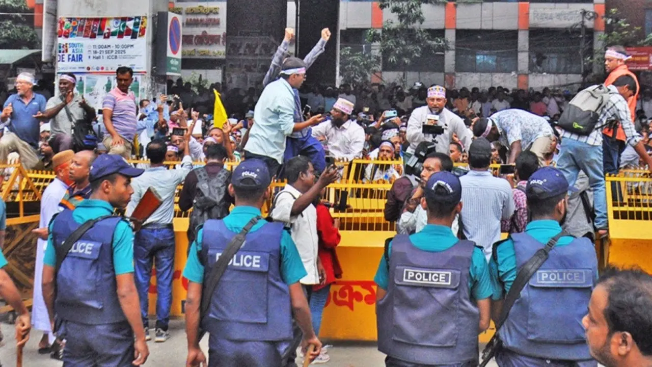 শিক্ষকদের ছত্রভঙ্গ, যান চলাচল স্বাভাবিক