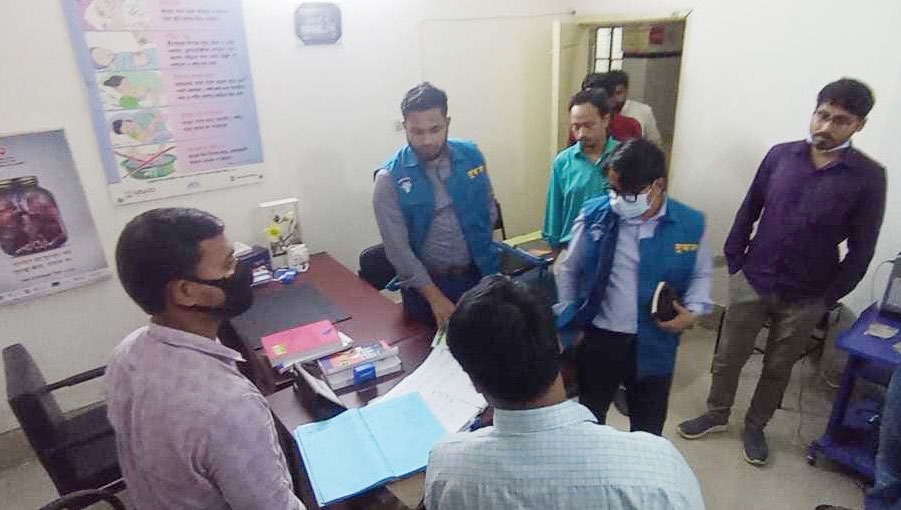 কমলনগর উপজেলা স্বাস্থ্য কমপ্লেক্সে ছদ্মবেশে দুদকের অভিযান, স্বাস্থ্য কর্মকর্তাসহ খাদ্য সরবরাহকারীকে শোকজ